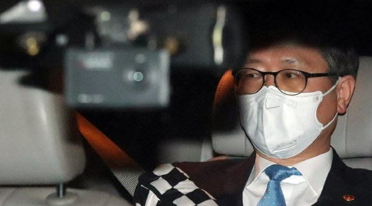 서울 중구 정동 국토발전전시관에서 나와 차량에 탄 변창흠(사진) 국토부 장관. <연합뉴스>